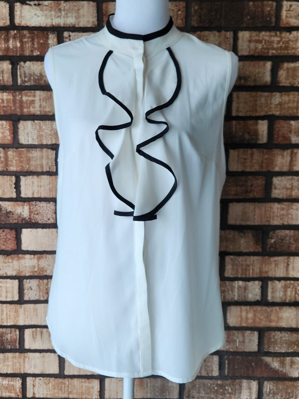 Ladies Calvin Klein Sleeveless Blouse White Black Ruffle Front EUC Size Small